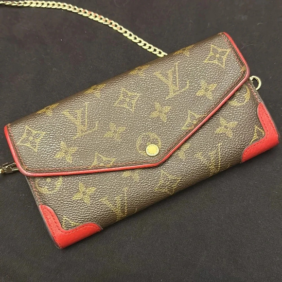 Louis Vuitton - Picture 2 of 13